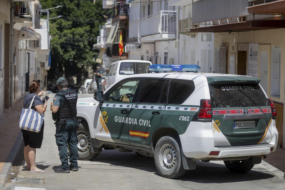 La Guardia Civil registra el domicilio del detenido por el doble crimen de Mijas La Guardia Civil registra el domicilio del detenido por el doble crimen de Mijas