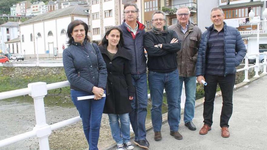 Por la izquierda, las vocales de la Asociación &quot;Más Luarca Valdés&quot; Delfina Pérez y María del Valle; el presidente, Tino Ron; el tesorero, Juan Carlos Menéndez; el secretario, Ricardo López, y el también vocal Jesús Fernández, ayer, en el puente del Beso de Luarca.