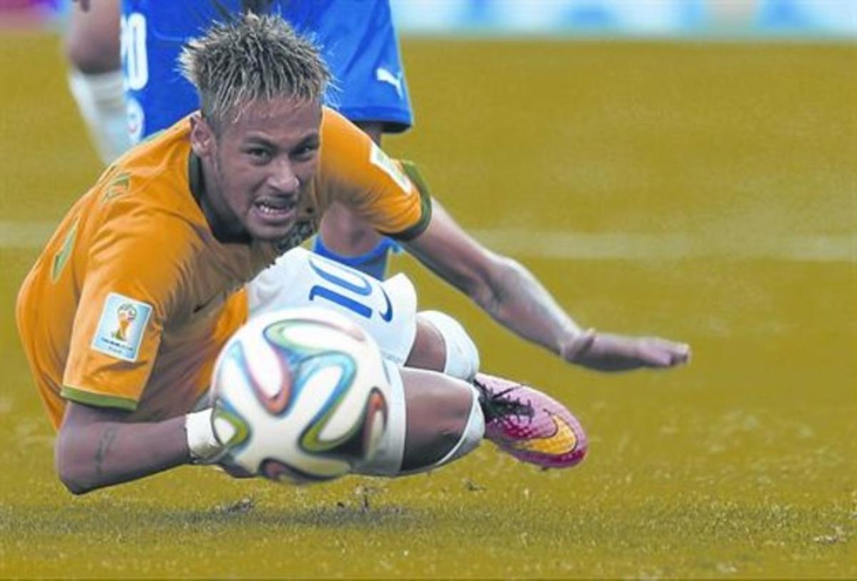 Neymar vola arran de terra desprésde rebre una faltaal partit amb Xile.