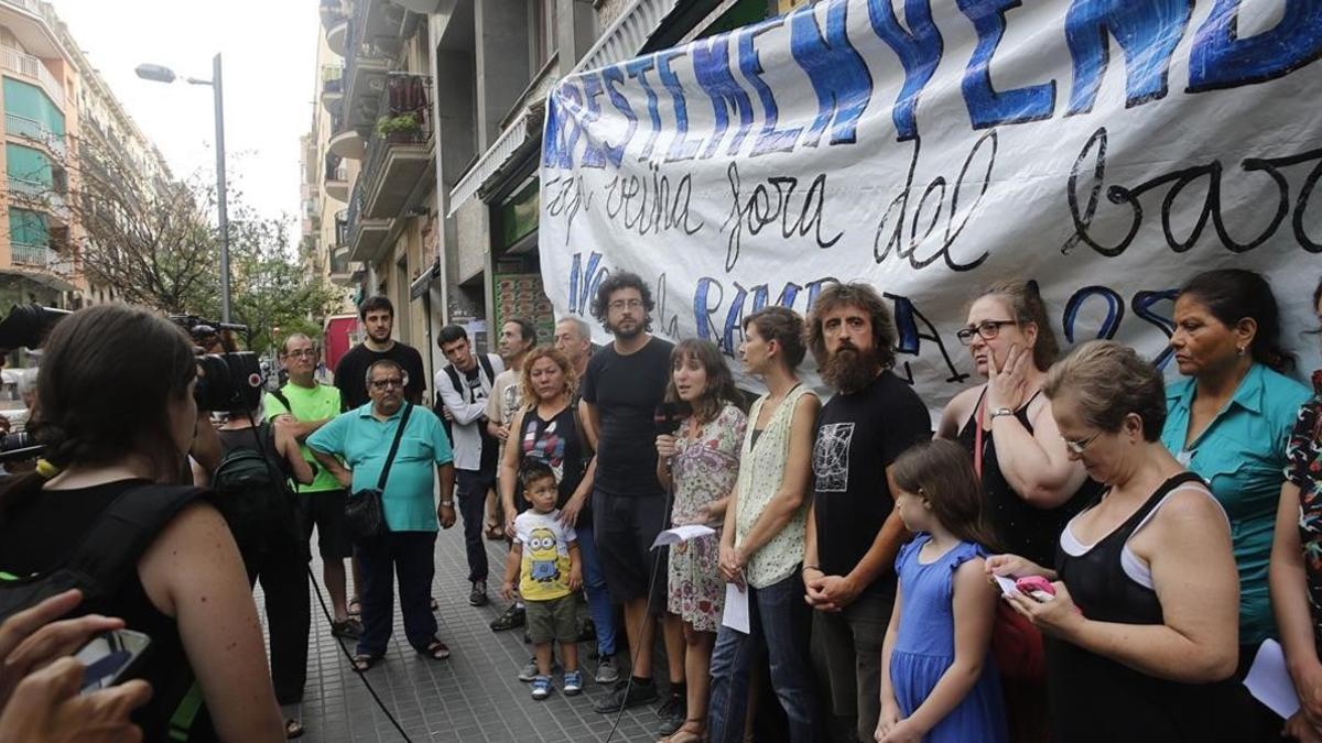 Vecinos del edificio de Nou de la Rambla 128 y miembros del Sindicat del Barri de Poble Sec, durante la asamblea de presentación de su causa.