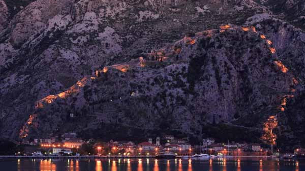 La ciudad de Kotor se ubica en la ladera de una montaña sobre el mar Adrático.