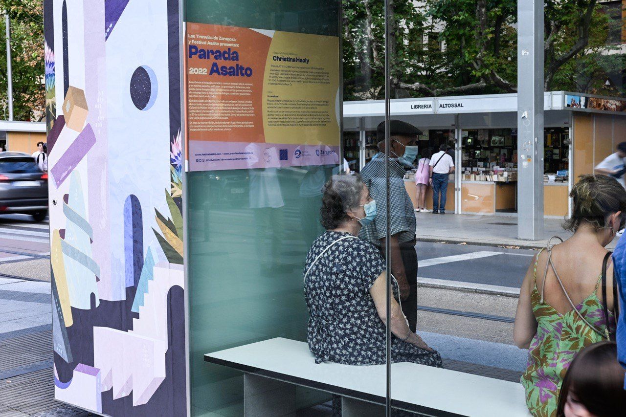 FOTOGALERÍA | El Festival Asalto llena de color las paradas del tranvía de Zaragoza