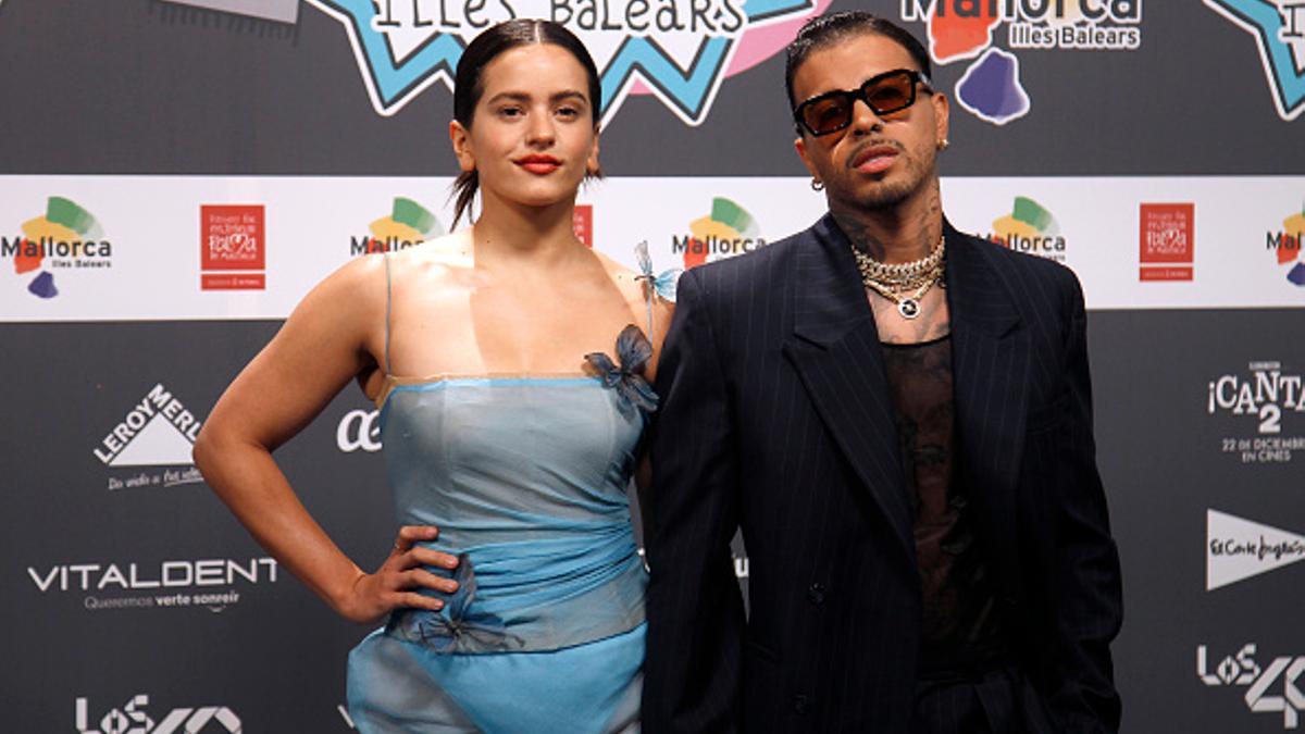Rosalía y Rauw Alejandro coinciden inevitablemente en un vuelo a Miami después de los Latin Grammy 2023