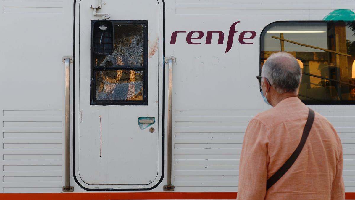 La ventanilla del maquinista, rota tras el ataque del viajero.