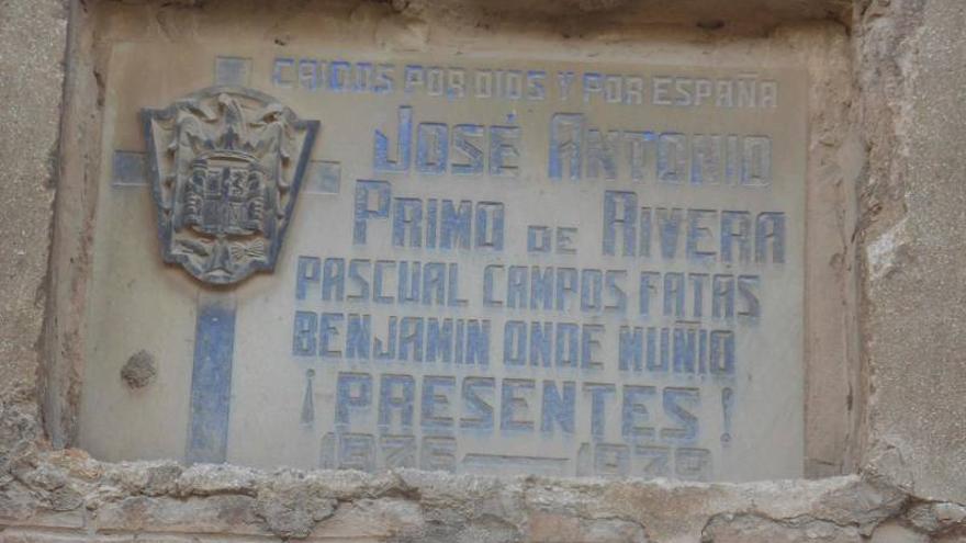 El Arzobispado autoriza retirar la placa franquista de la fachada de la iglesia