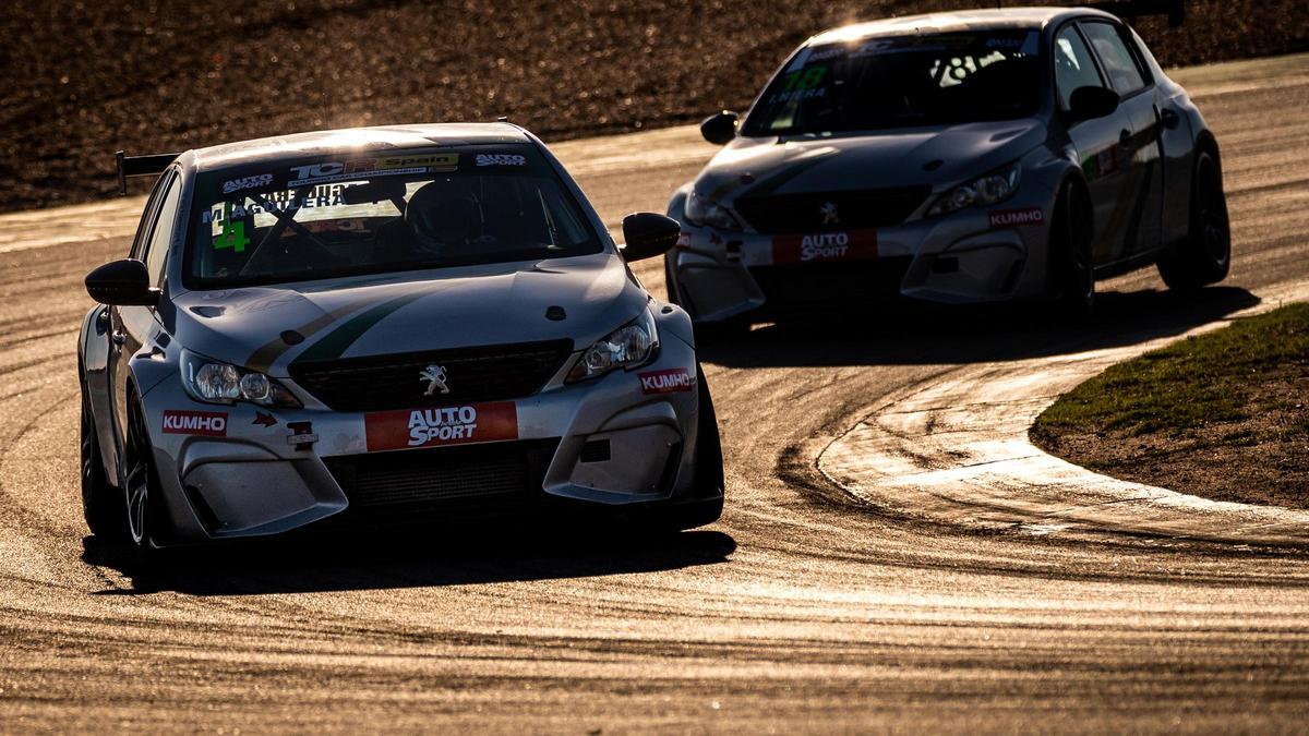 Marco Aguilera, en el Peugeot 308.