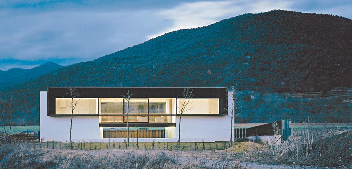 La «Casa del ferrer i la perruquera» de la Vall de Bianya, de RCR Arquitectes d’Olot, va ser finalista l’any 2002.