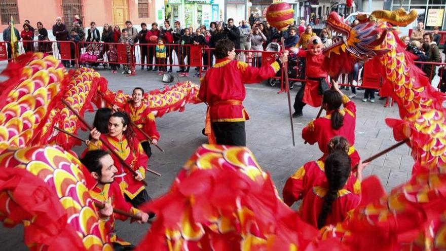 La danza del dragón adentra a Vila-real en el Año Nuevo chino