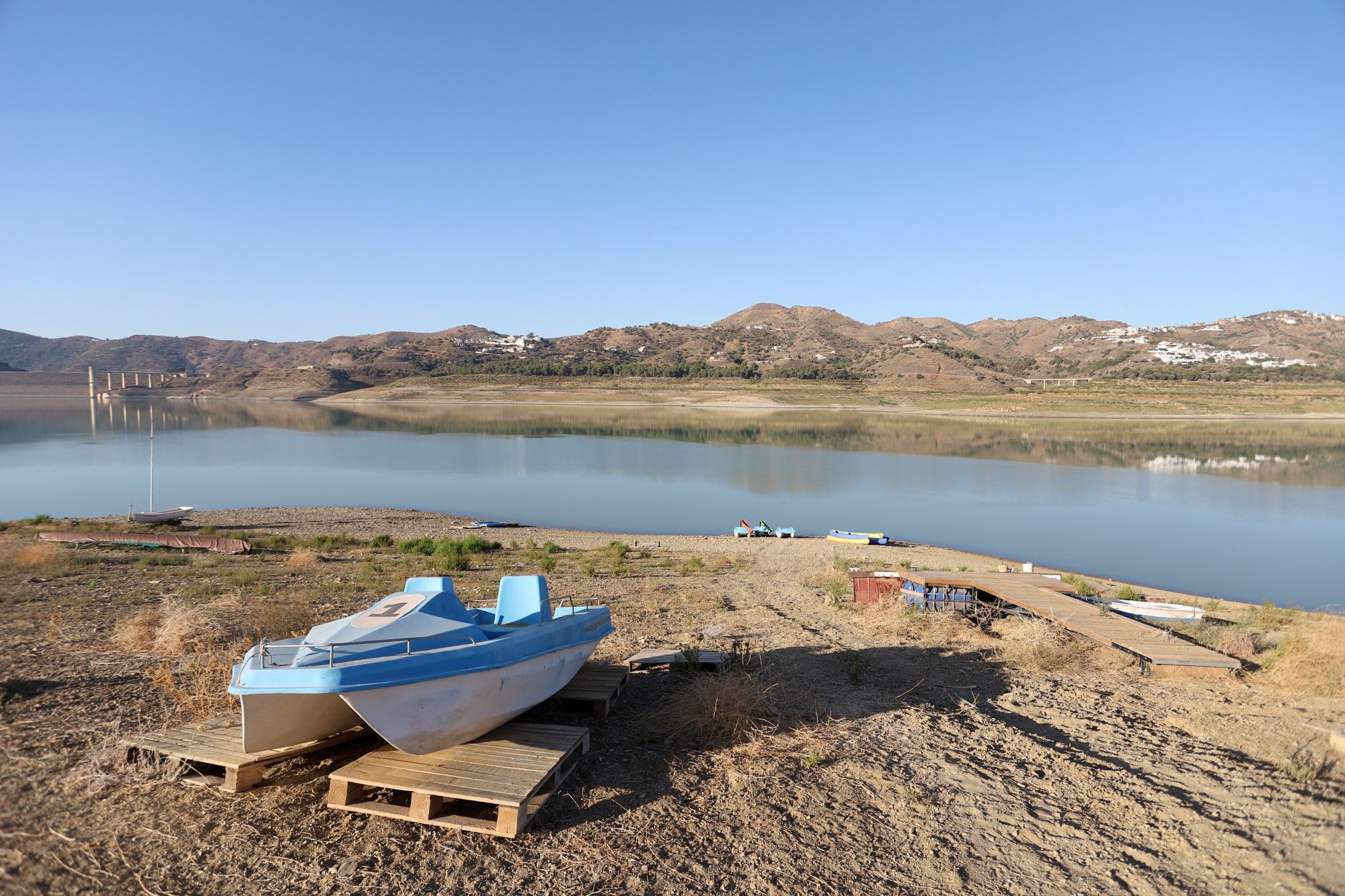 La crítica situación del embalse de la Viñuela, en imágenes