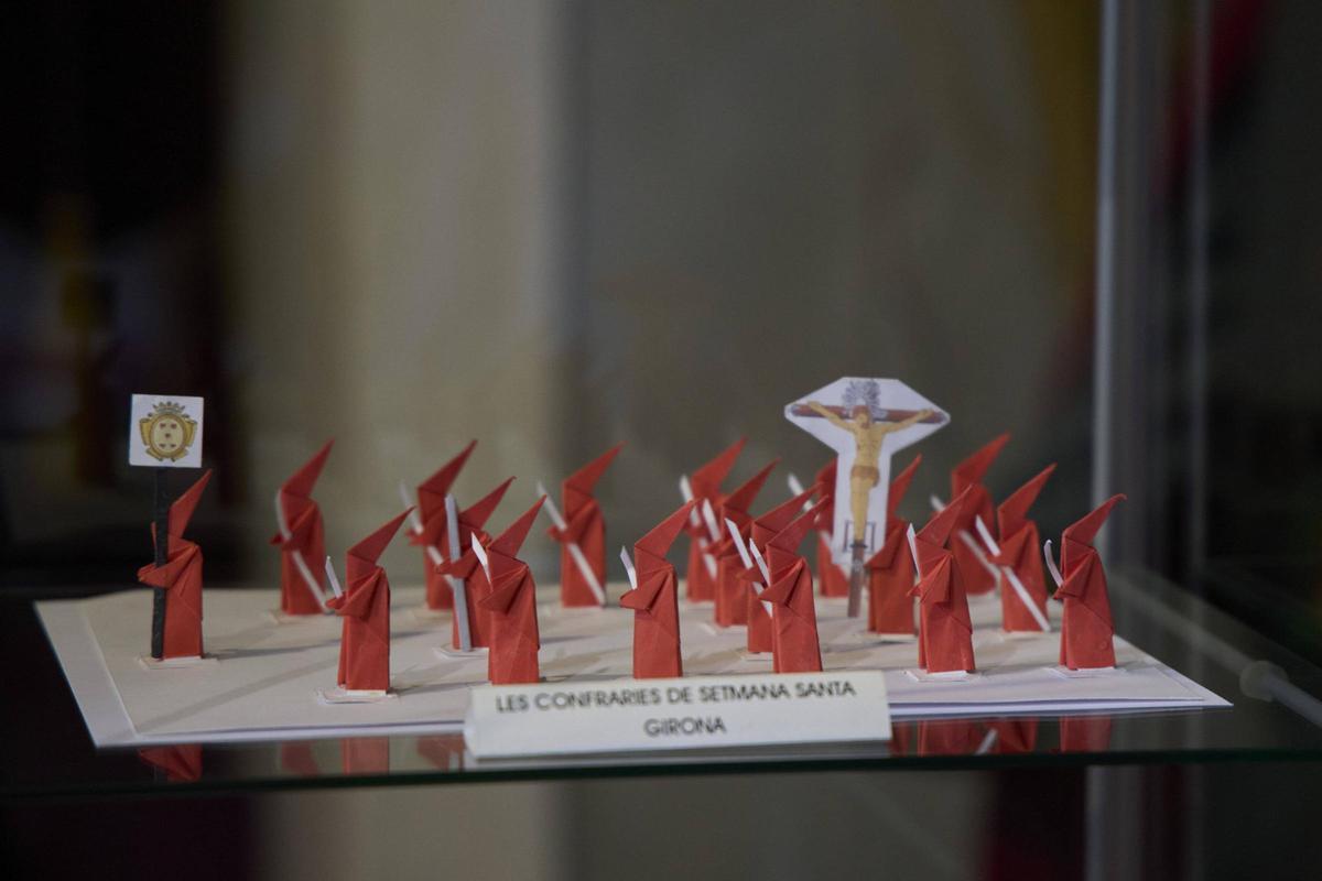 Un gironí recrea la processó de Girona amb figures de paper
