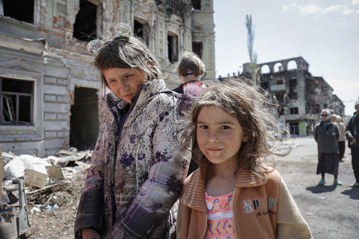 Niños caminan por la calle en el centro de Mariupol, Ucrania