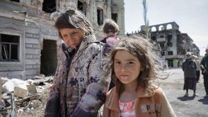 Niños caminan por la calle en el centro de Mariupol, Ucrania