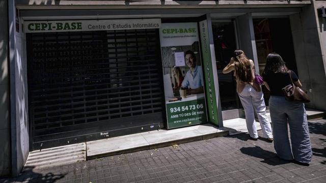 L’acadèmia Cepi-Base, amb la persiana abaixada després de tancar, al carrer de Balmes, ahir a Barcelona. | JORDI OTIX