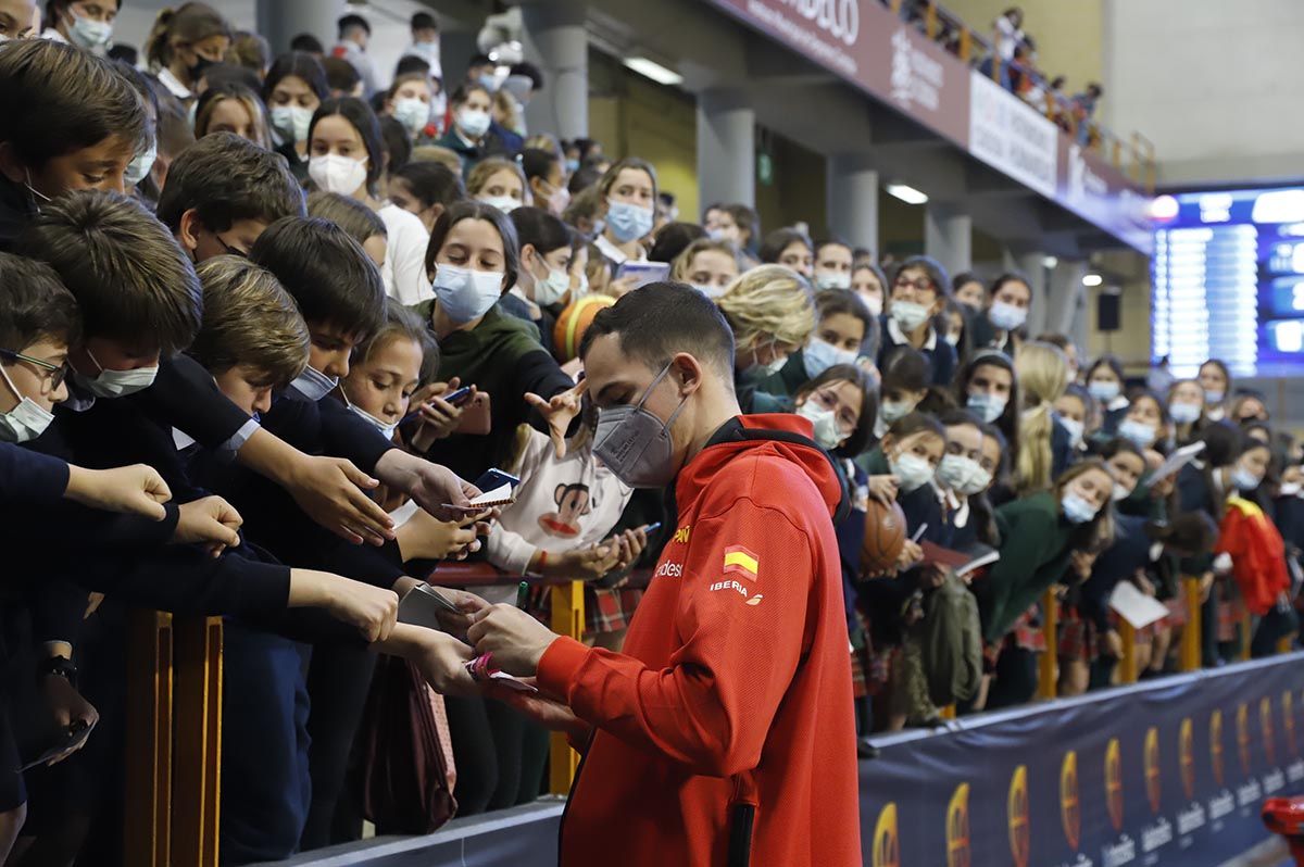 Las imágenes de la selección española de baloncesto con los jóvenes cordobeses en Vista Alegre