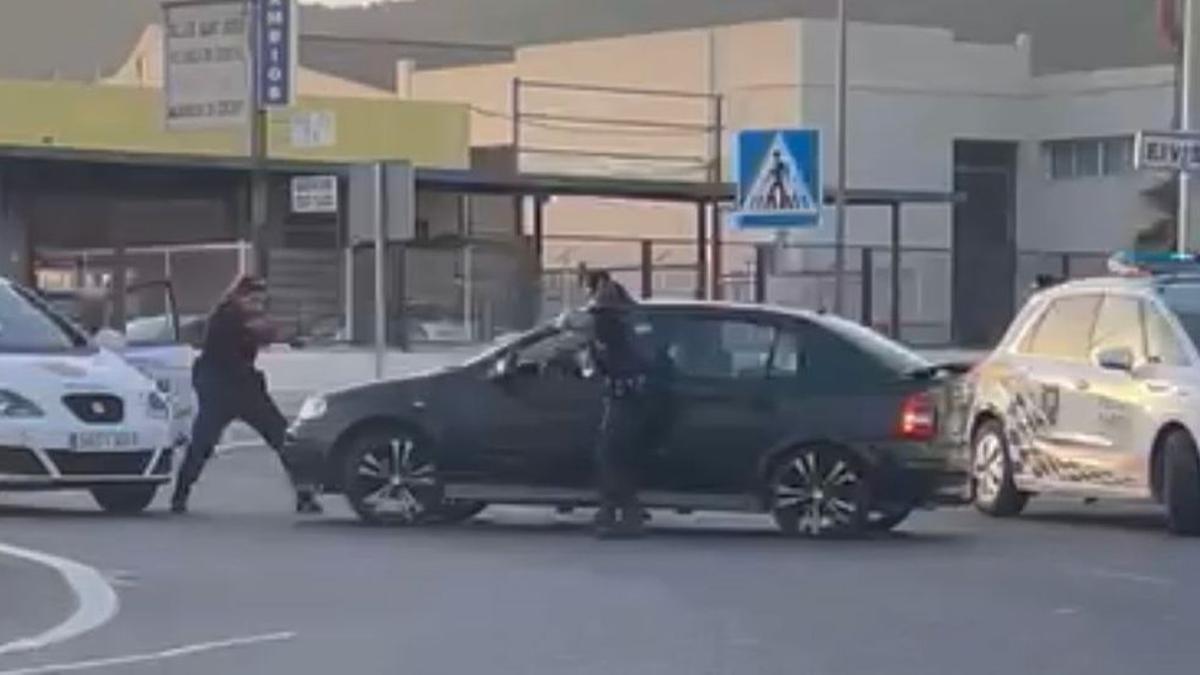 El vídeo de la huida de un hombre en Ibiza al que una policía estaba apuntando con su arma.