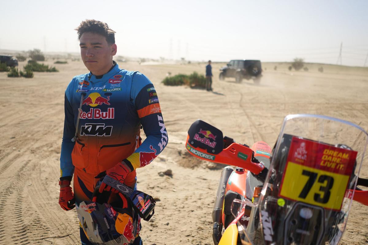 El piloto Edgar Canet espera el inicio del prólogo del Rally Dakar en Yanbu, Arabia Saudita, el sábado 3 de enero de 2026. (Foto AP/Thibault Camus)