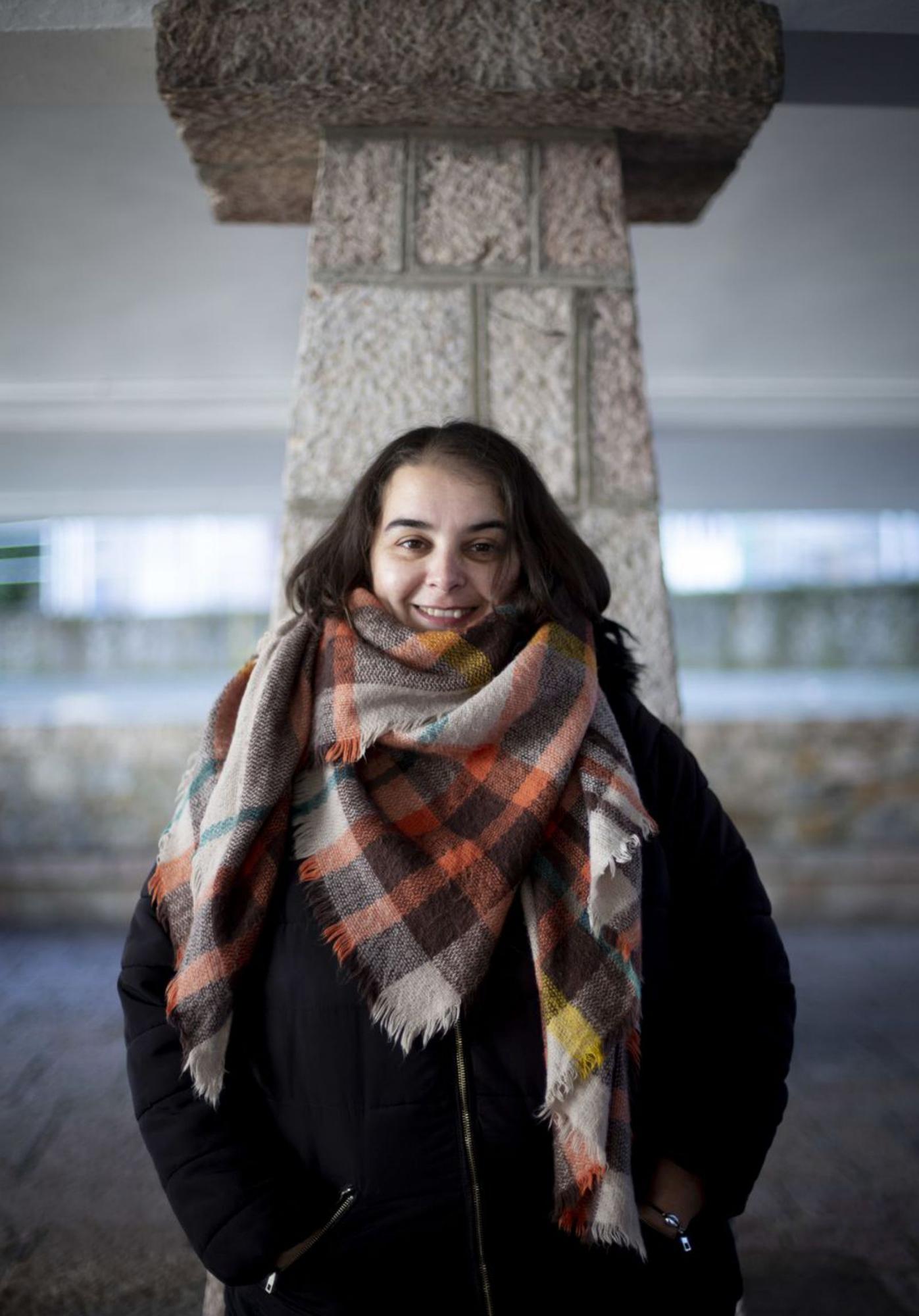 Ana Corredera, en los soportales del Palaciu Pintu, donde se celebra el tradicional mercáu de Cangas de Onís.