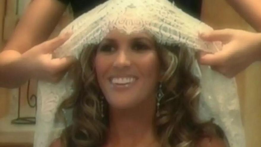 Polémica en la boda de Marta López después de que un invitado reviente la exclusiva y filtre el vestido de novia: &quot;Poco dejaba a la vista y a la imaginación&quot;