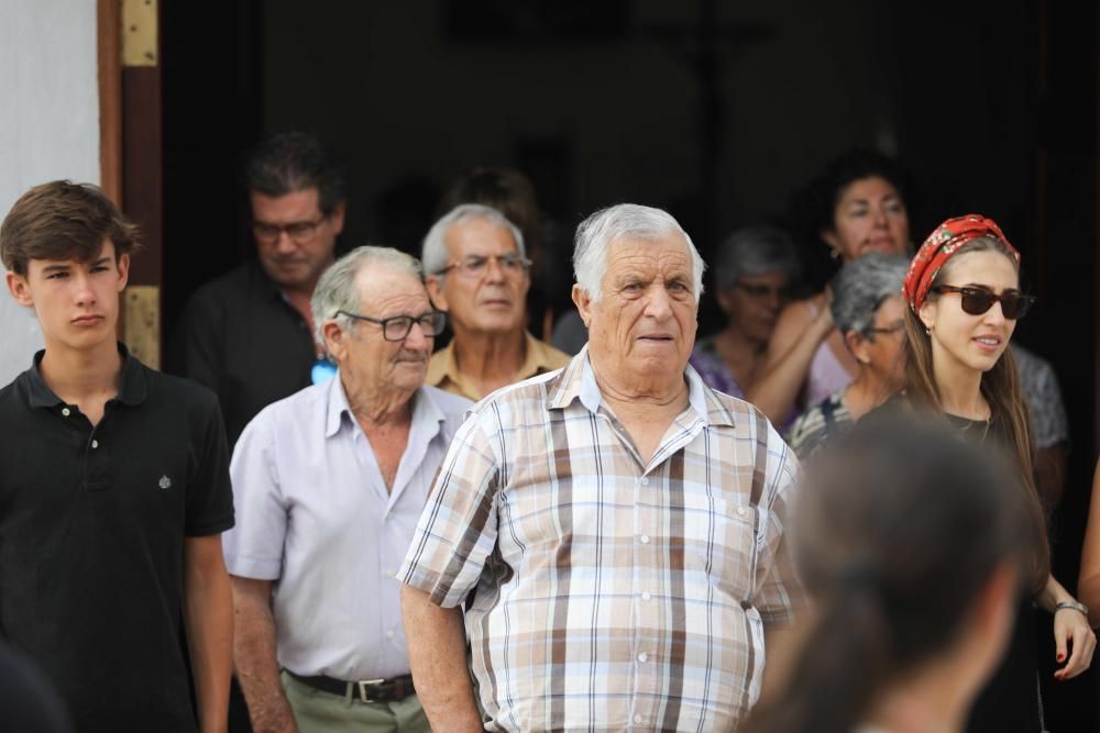 A la procesión marinera se sumaron decenas de personas y varias embarcaciones