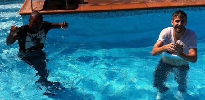 Abidal, con Piqué en la piscina