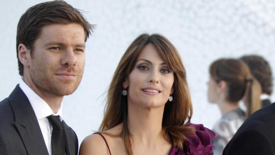 Nagore Aramburu, junto a Xabi Alonso.