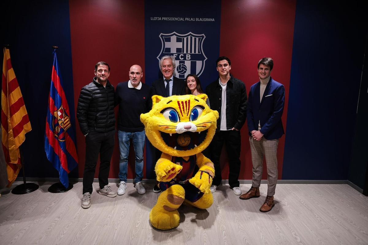 Aitana, en el palco del Palau con Josep Cubells, Belletti, Cortés, Javi Rodriguez, Oriol Rubio y CAT