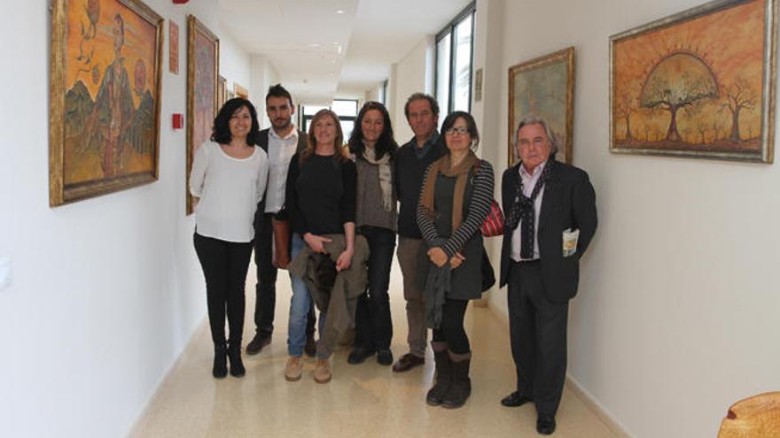 Artistas y organizadores, ayer en Sa Residència, junto a cuadros de Romanie.
