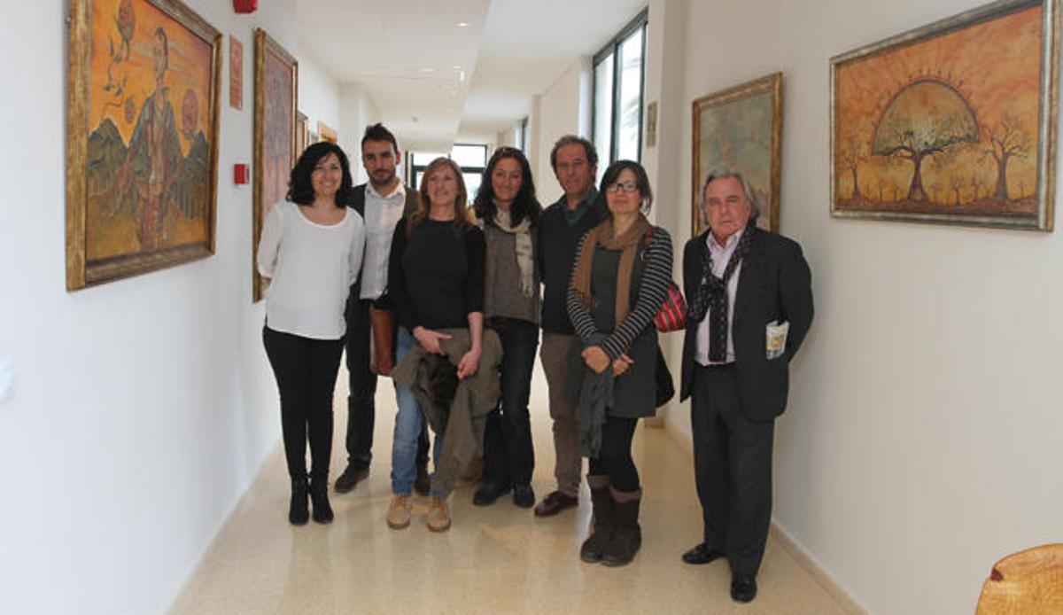 Artistas y organizadores, ayer en Sa Residència, junto a cuadros de Romanie.
