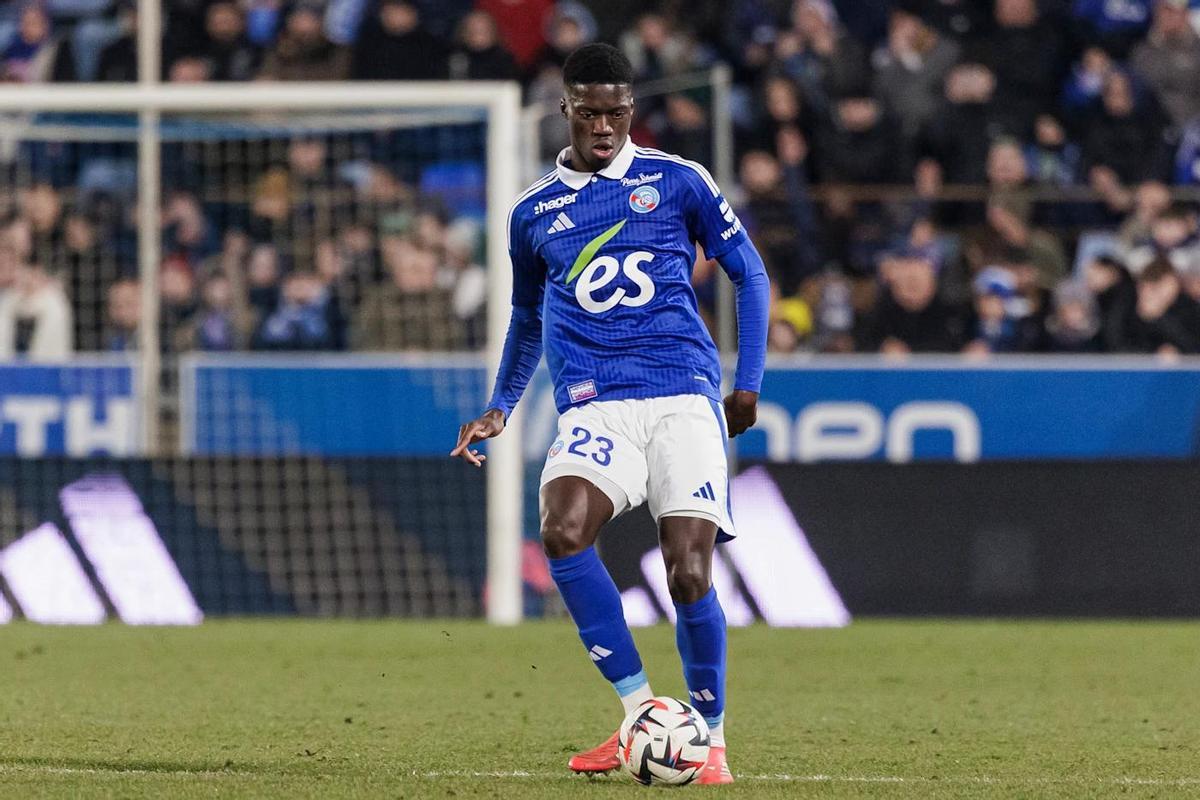 Mamadou Sarr durante un partido con el Estrasburgo