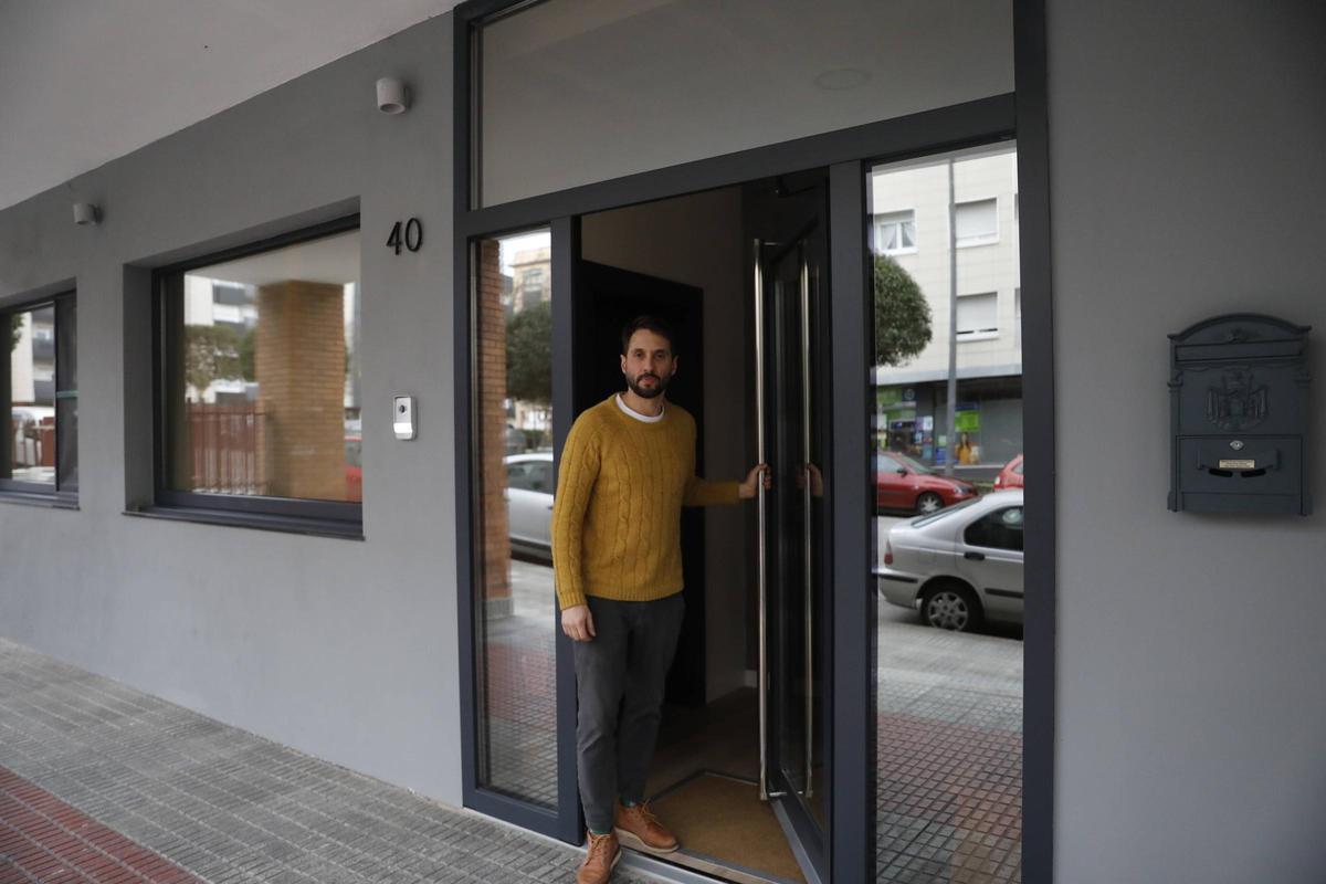 Los residentes de bajos comerciales convertidos en vivienda en Gijón, en imágenes
