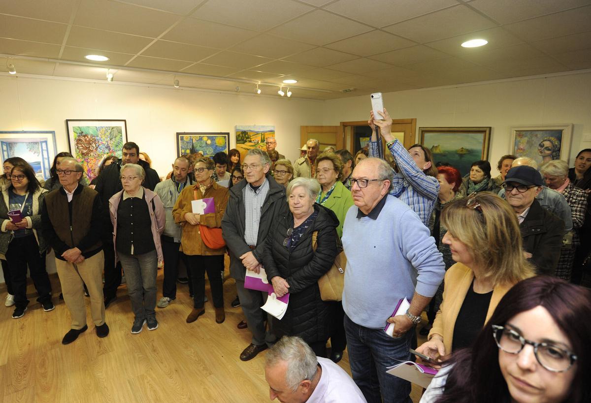 Numerosos veciños arrouparon a inauguración da mostra, con creacións de artistas de distintas idades.