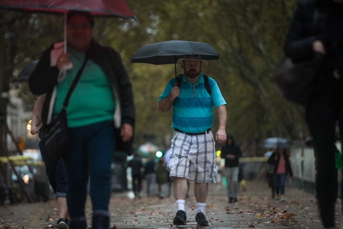 Lluvia intensa en plaza de Catalunya, en Barcelona