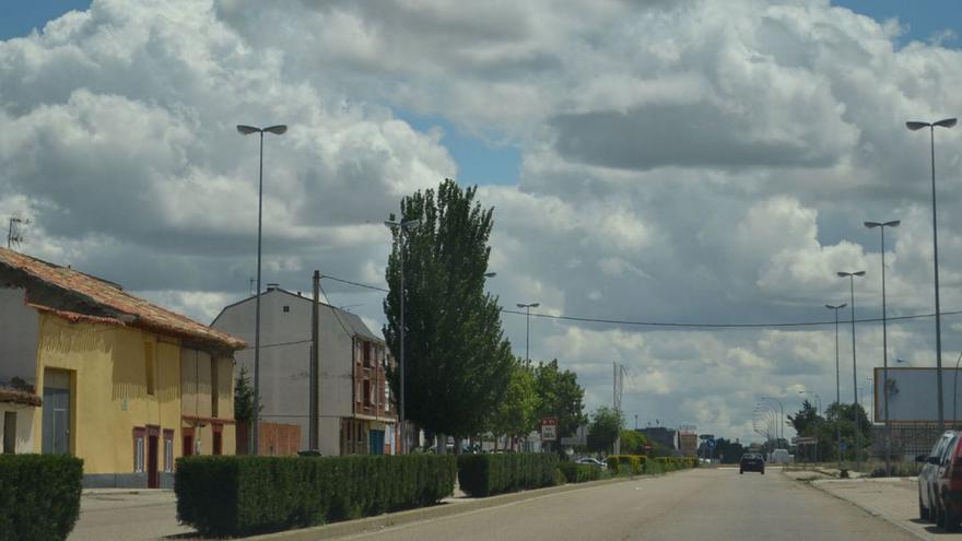 Una de las rotondas de la avenida Federico Silva, en Benavente. | E. P.