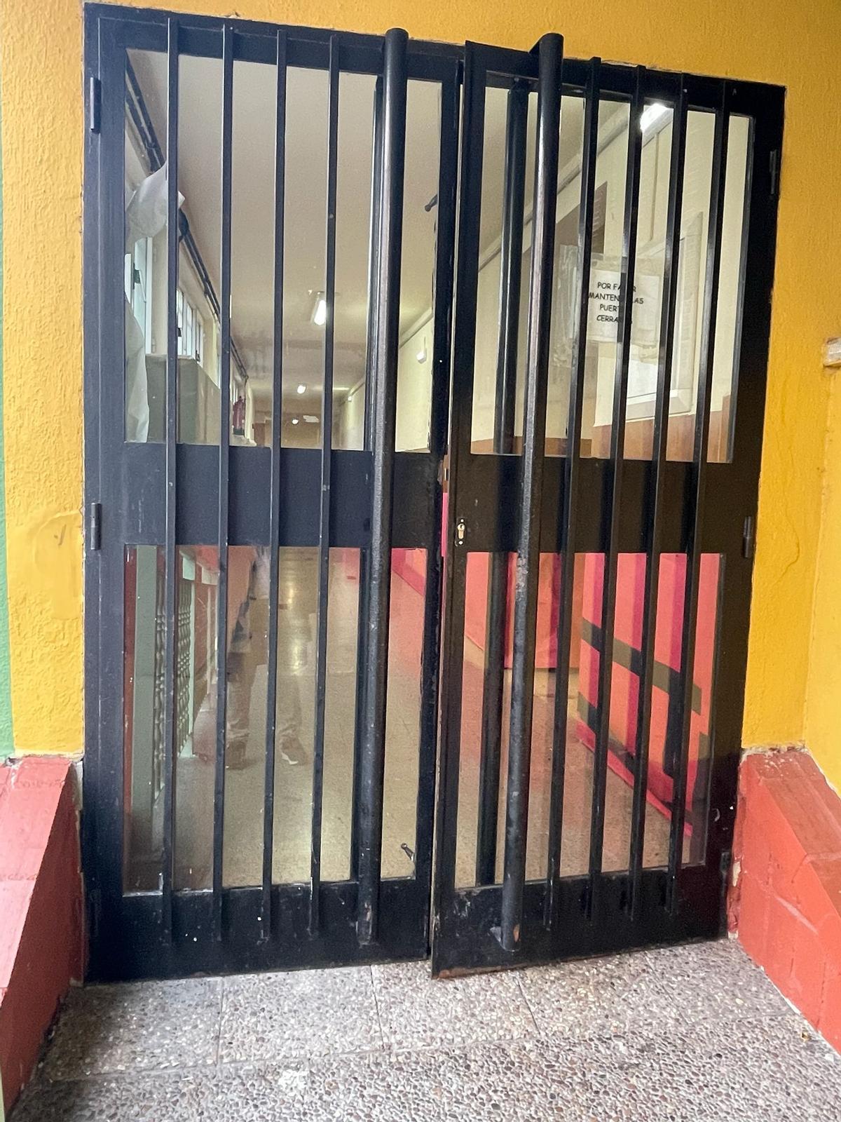 Así fue la concentración de protesta en el colegio Eulalia Álvarez