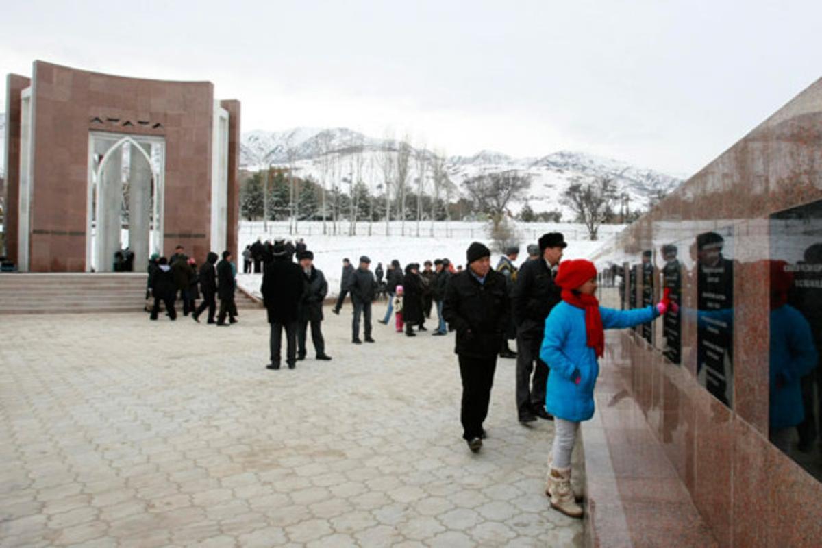 Visitants contemplen un monument dedicat a les víctimes del 7 d’abril del 2010, quan més de 80 persones van morir durant els enfrontaments entre la policia i els manifestants que cridaven consignes antigovernamentals al Kirguizistan.