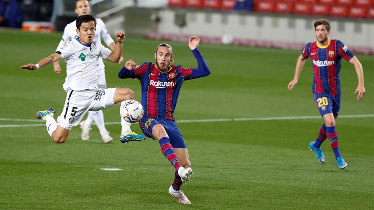 Mingueza y Take Kubo pelean por un balón en el Barça - Getafe