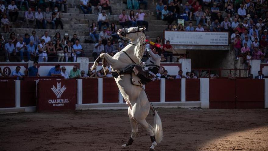 Uno de los participantes, en un escorzo del caballo. | Emilio Fraile