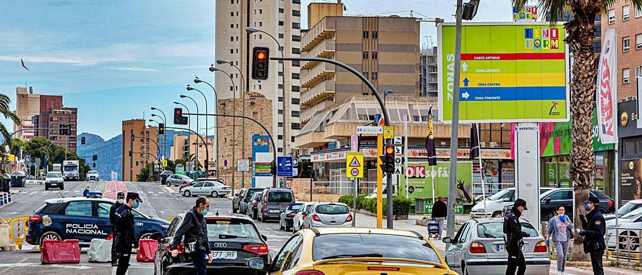 Uno de los controles policiales en uno de los accesos a Benidorm en una foto de archivo.