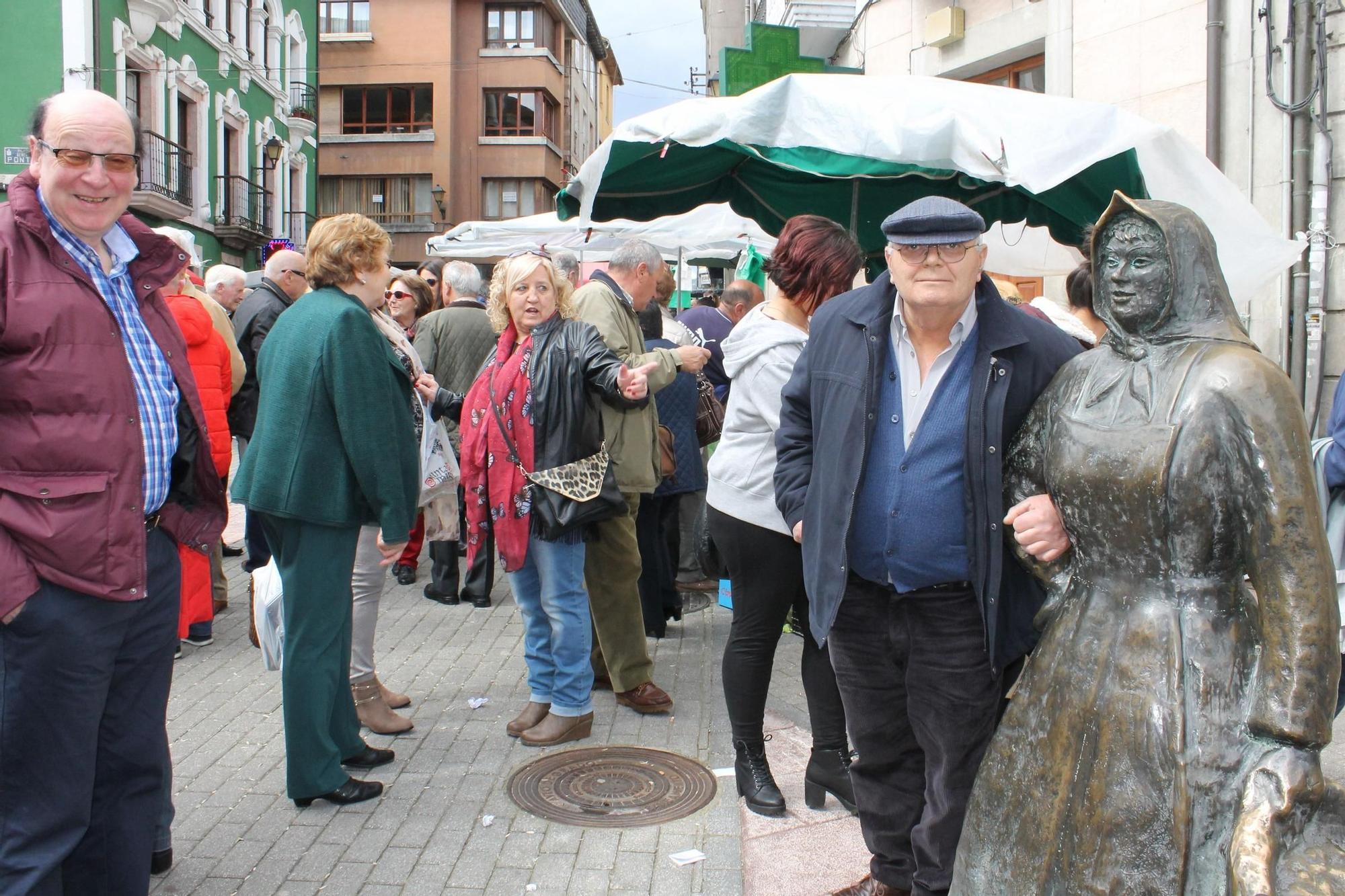 Bodas de plata de "La Muyerina" de Grado: historia en imágenes de la popular escultura