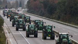 Uns 300 tractors bloquegen l’Eix Transversal per les crisis ramaderes