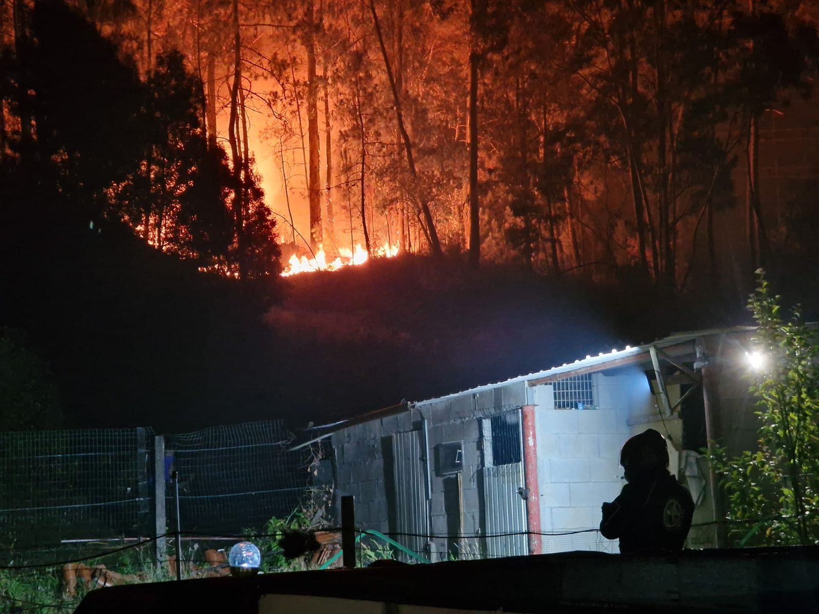 El incendio declarado ayer en Xiabre obliga a enfrentarse a las llamas durante toda la madrugada.