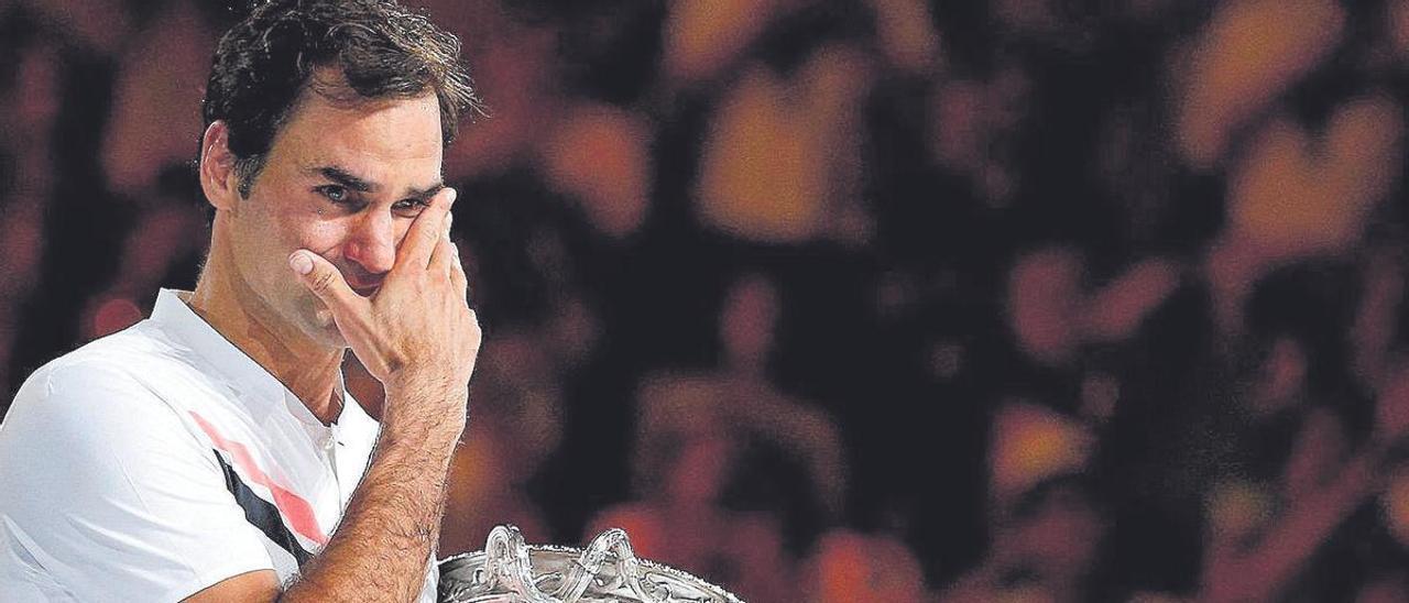 Roger Federer llora emocionado mientras sujeta el trofeo del Open de Australia que ganó en enero de 2018.