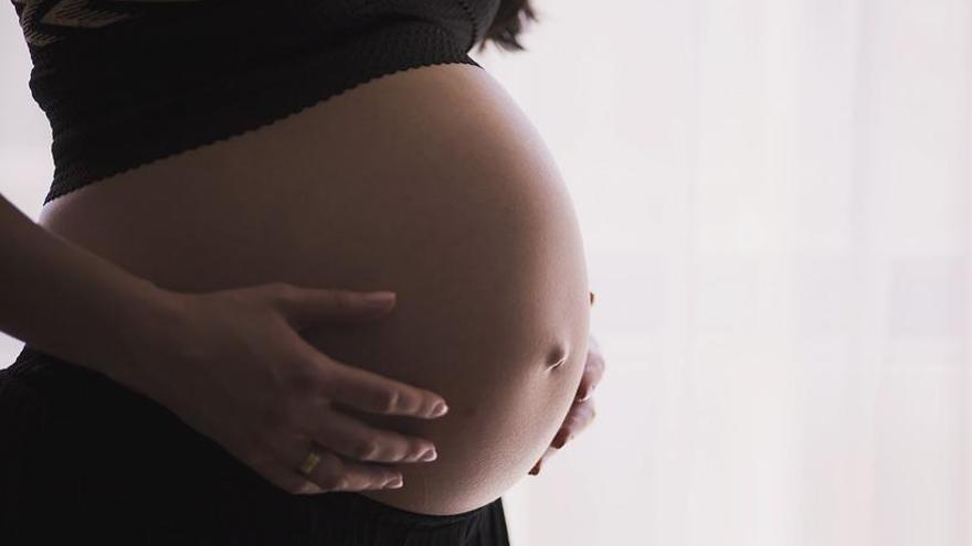 Imagen de la barriga de una mujer embarazada. // FdV