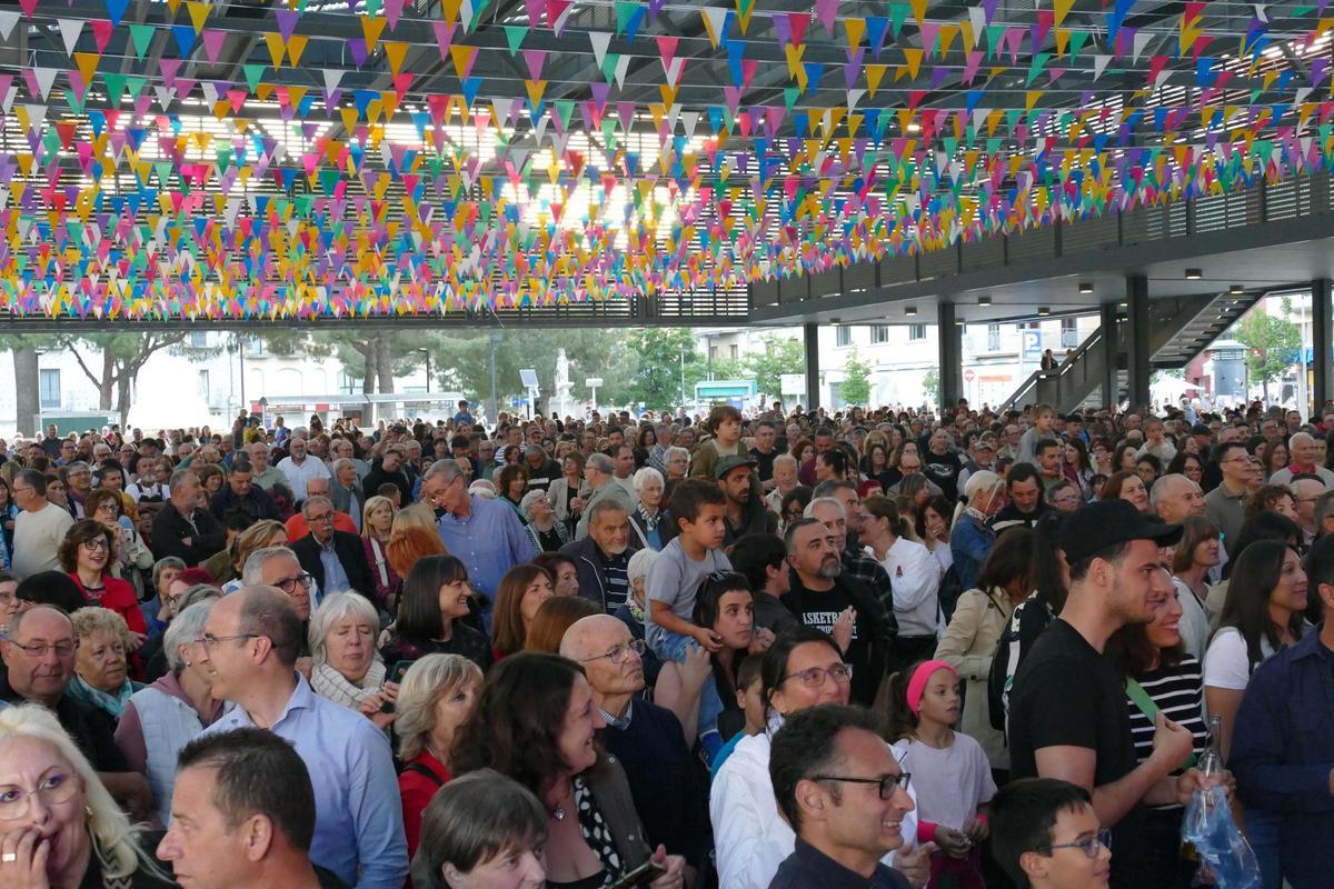 EN IMATGES | La plaça Catalunya de Figueres s'omple de gom a gom amb el concert de l'Orquestra Di-Versiones