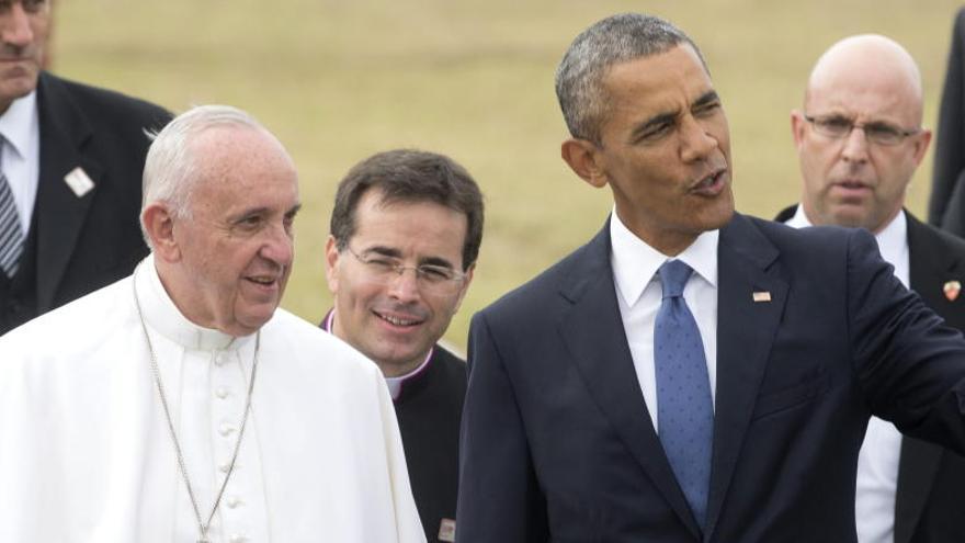 El papa Francisco conversa con Barack Obama.