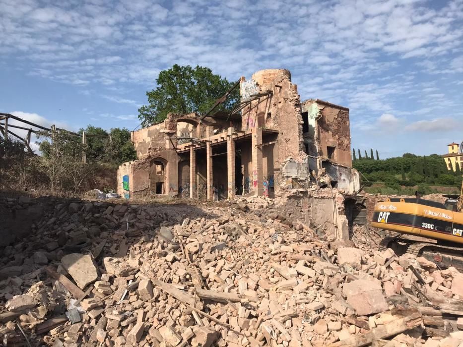 Una part del complex fabril manresà gairebé enrunada del tot.