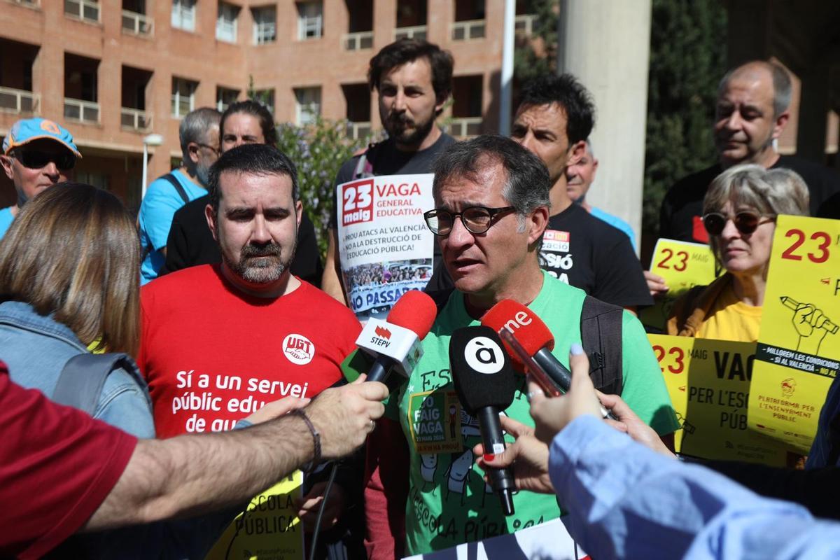 Sindicatos educativos protestan en la sede de Conselleria de Educación.