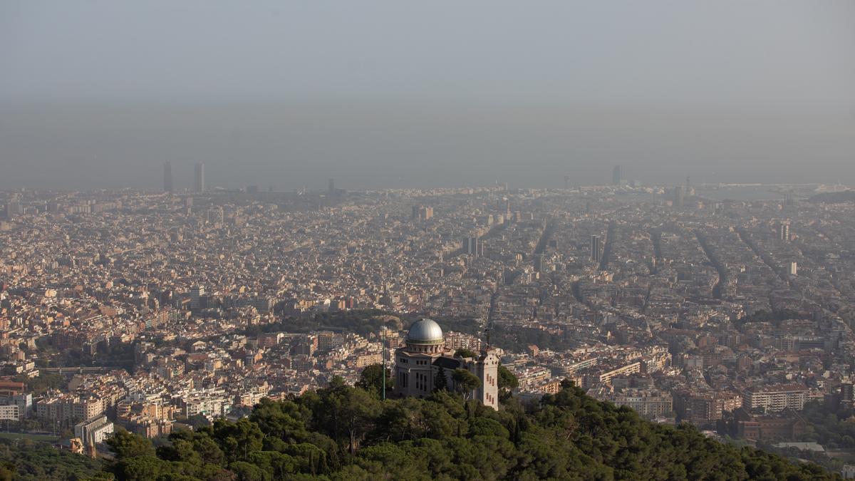 BARCELONA 26/10/2022 Sociedad. Bruselas propone endurecer la legislación sobre la contaminación del agua y el aire. Contaminación en el cielo desde el Tibidabo. FOTO de ZOWY VOETEN