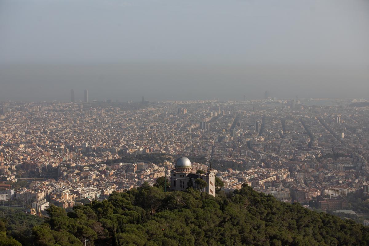 Panorámica de la ciudad de Barcelona en un día con altos niveles de contaminación atmosférica.