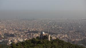 Panorámica de la ciudad de Barcelona en un día con altos niveles de contaminación atmosférica.